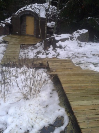 Maakellari terassilla ja portailla